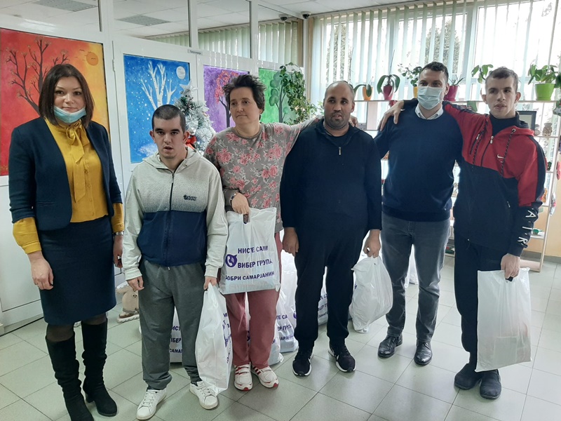 Вибер група „Добри Самарјанин” новогодишњим пакетићима даривала кориснике Установе „Зрачак”